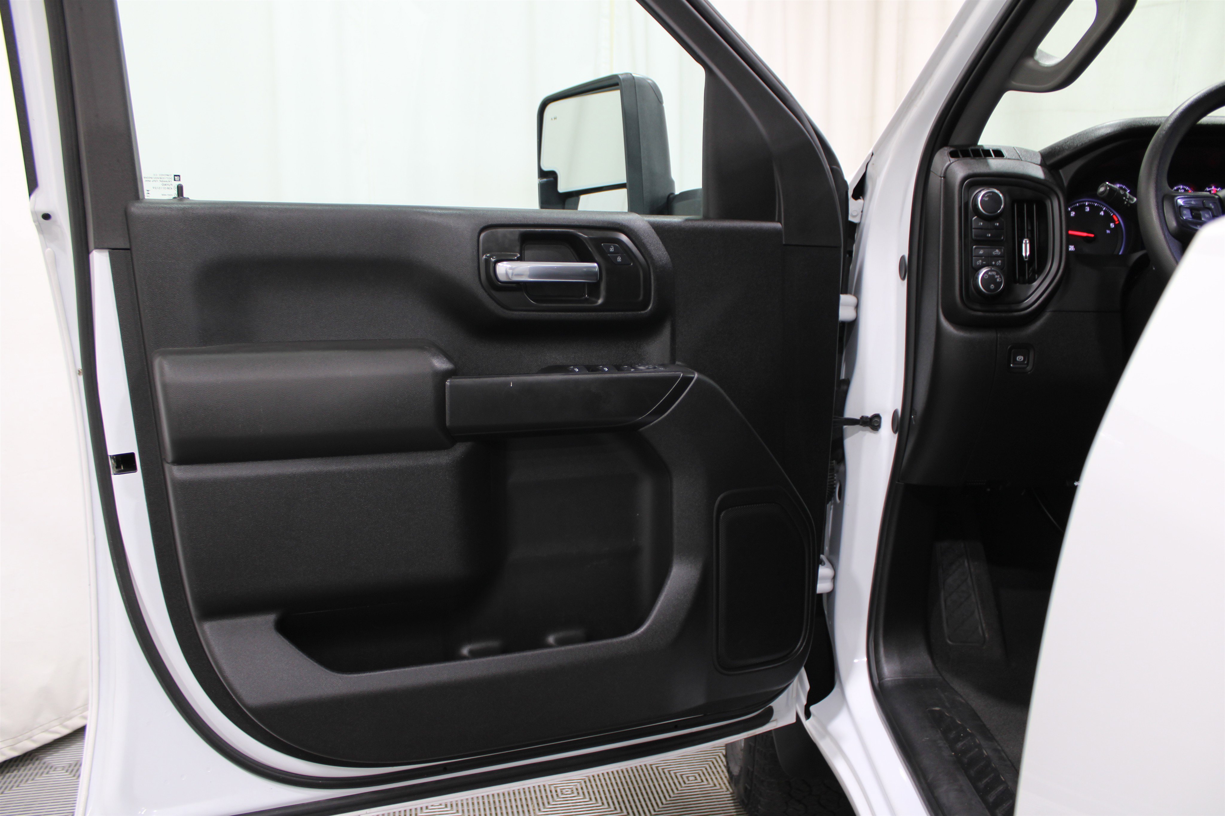 2025 Chevrolet Silverado 2500HD Custom photo 3