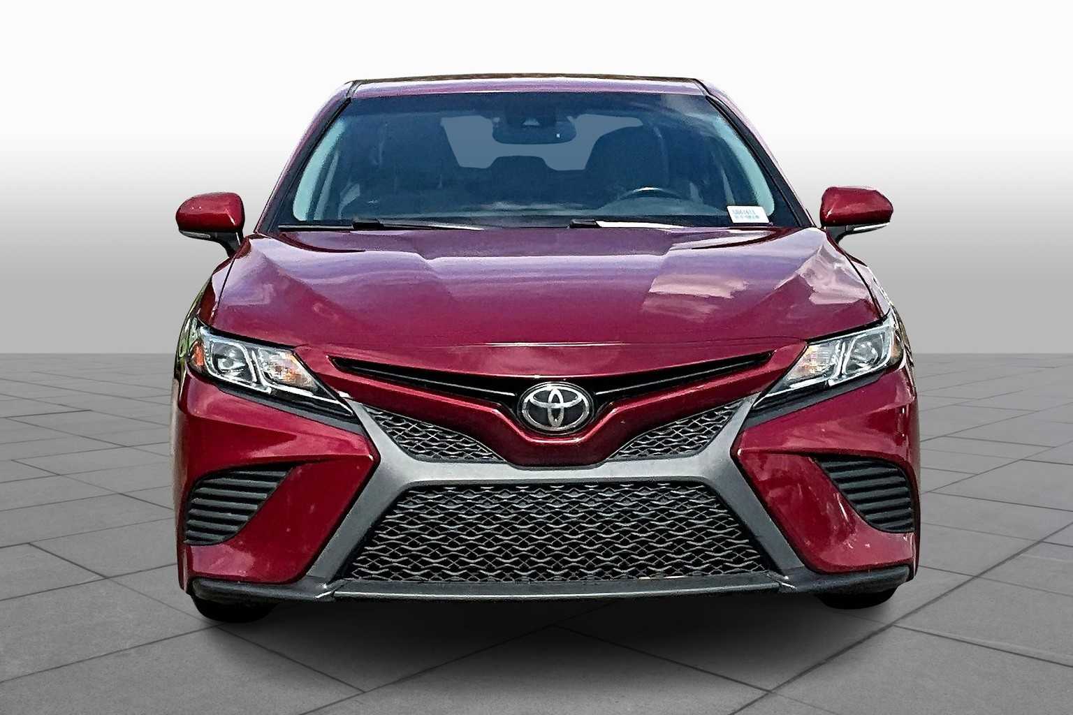 2018 Toyota Camry SE photo 2