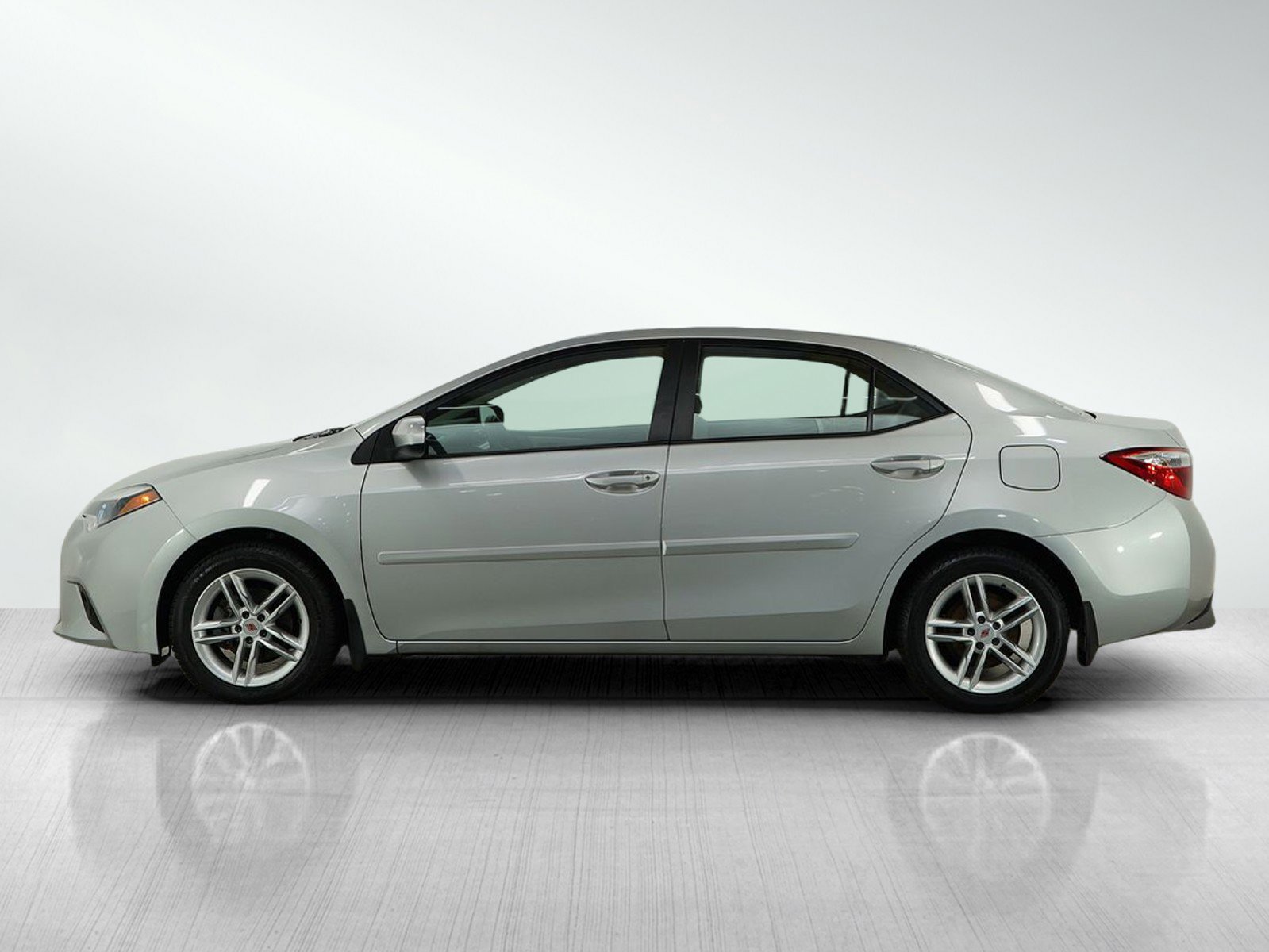 Used 2014 Toyota Corolla LE with VIN 5YFBURHE2EP027179 for sale in Bloomington, Minnesota