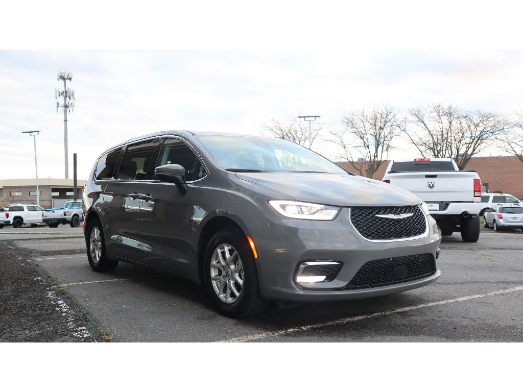 2023 Chrysler Pacifica Touring L's photo