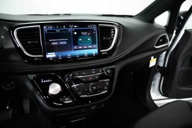 2026 Chrysler Pacifica photo 7
