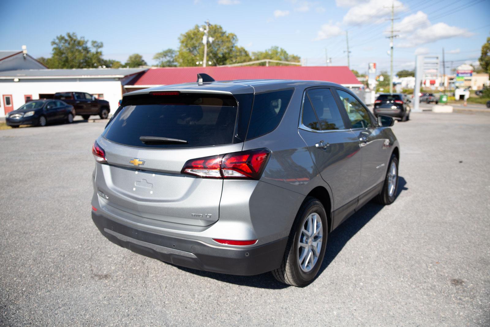 2024 Chevrolet Equinox LT photo 3