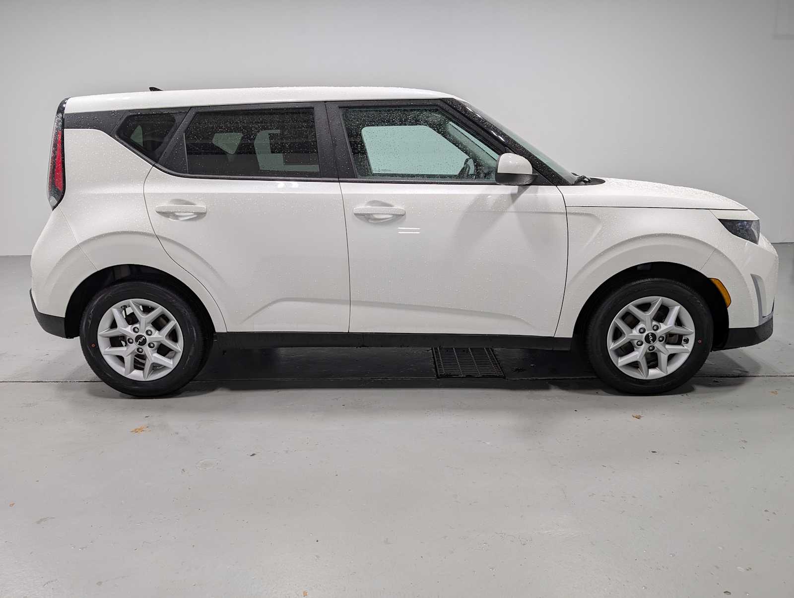 2023 Kia Soul LX photo 2