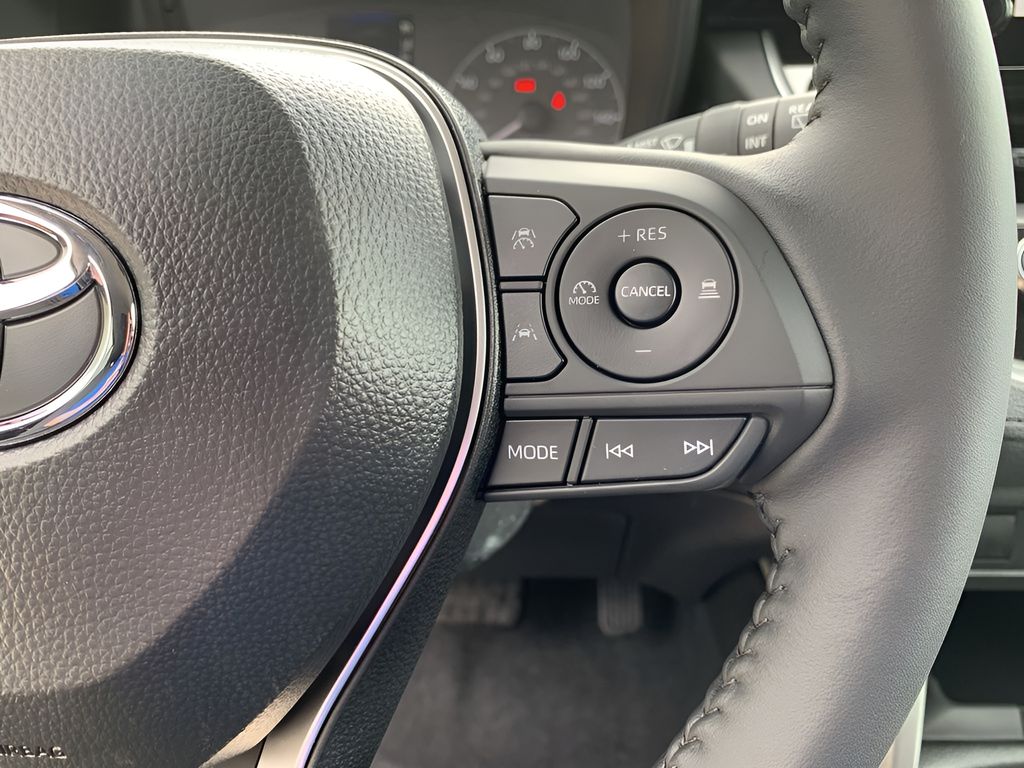 2025 Toyota Corolla Cross LE photo 24