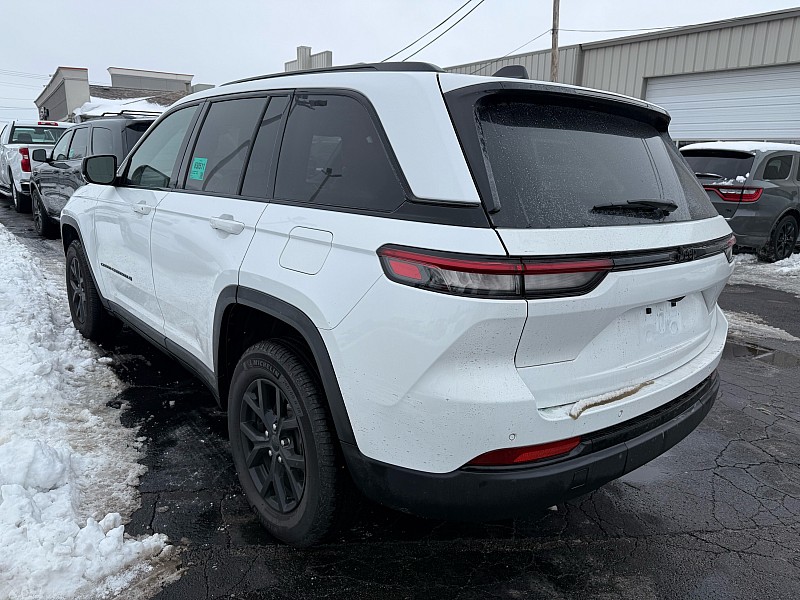 2024 Jeep Grand Cherokee Altitude photo 2