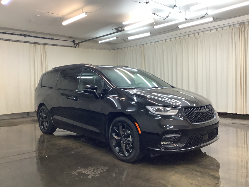 2026 Chrysler Pacifica photo 3