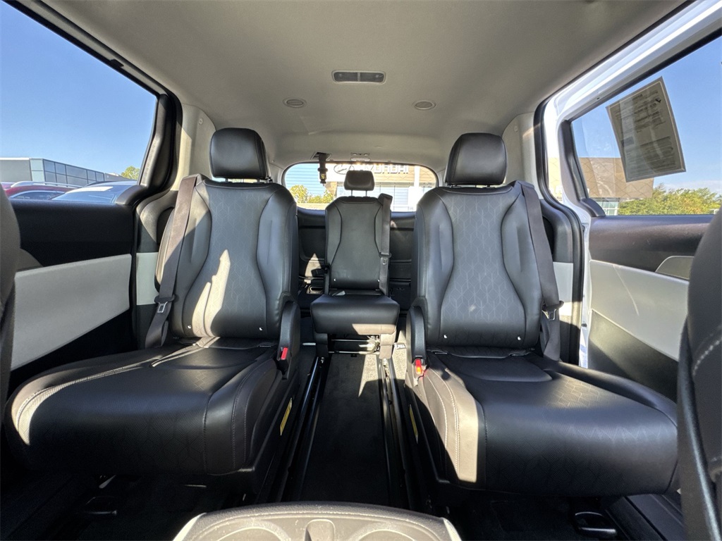 2024 Kia Carnival LX photo 13