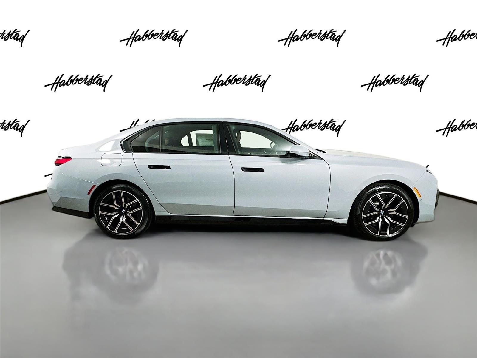 2026 Bmw 750e photo 4