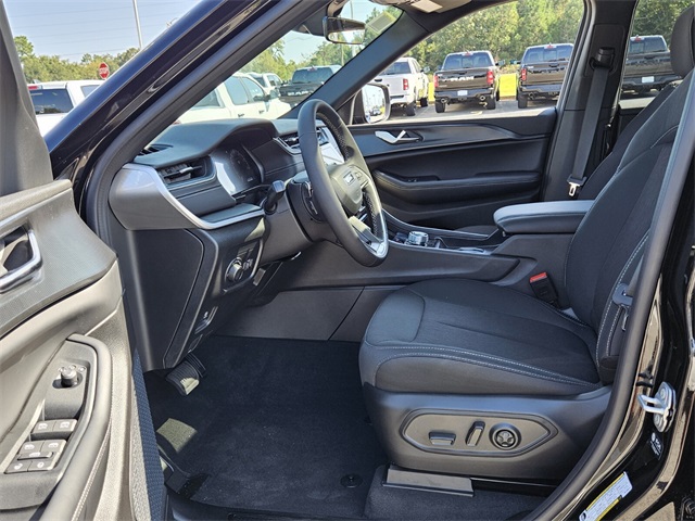 2025 Jeep Grand Cherokee Laredo Altitude photo 5
