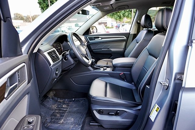 Used 2022 Silver Volkswagen 3.6L V6 SE w/Technology image 13