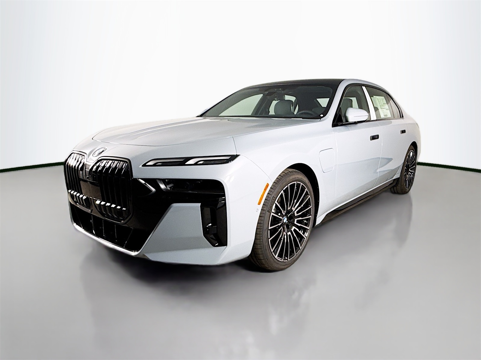 2026 Bmw 750e photo 2