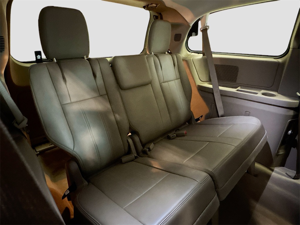 2013 Chrysler Town & Country Touring photo 17