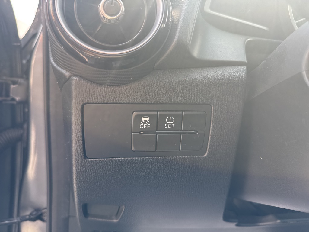 2020 Toyota Yaris LE photo 9