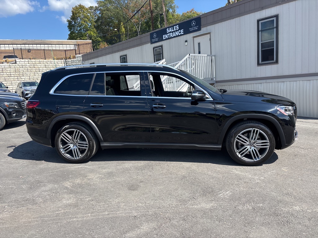 2025 Mercedes Benz GLS 450 4MATIC photo 3