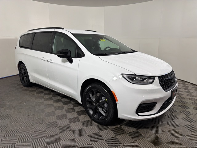 2026 Chrysler Pacifica Select's photo