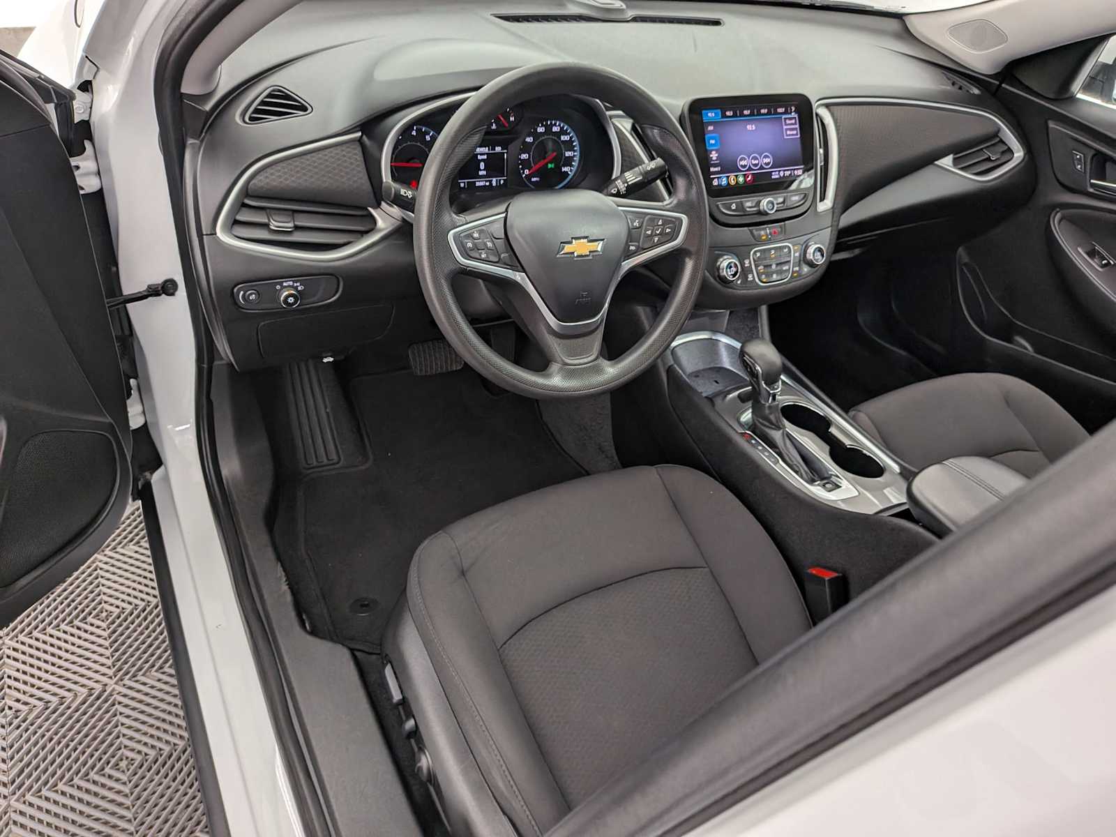 2022 Chevrolet Malibu 1LT photo 2