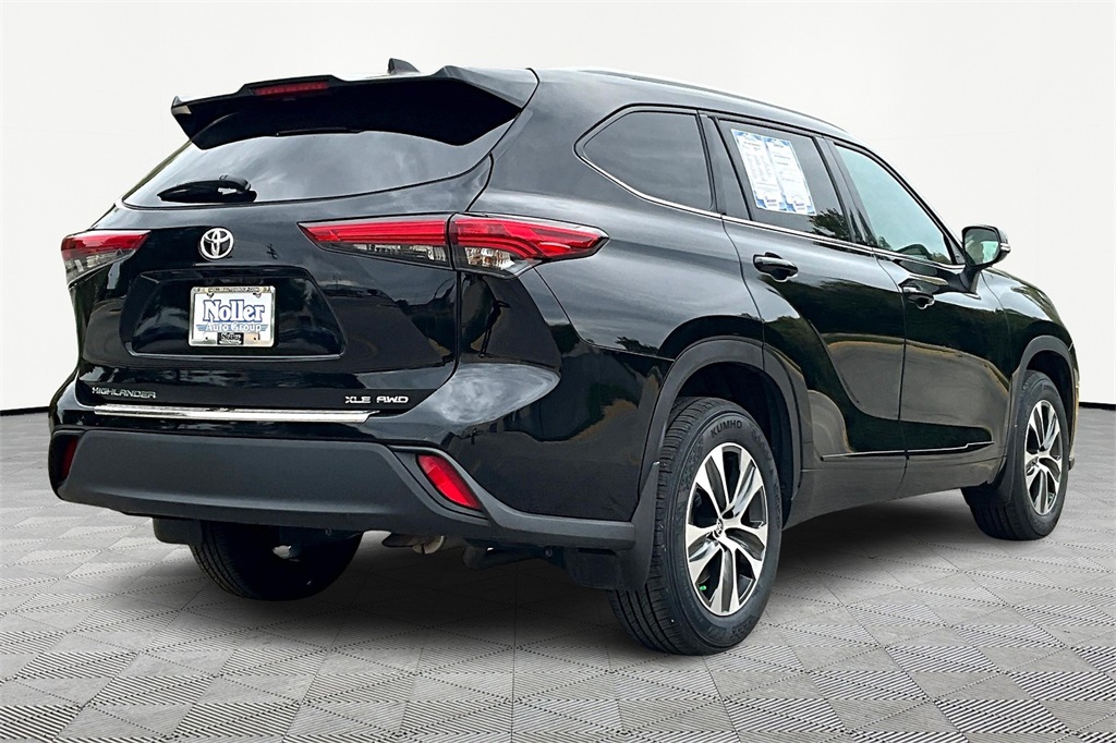 Used 2022 Toyota Highlander XLE with VIN 5TDGZRBH6NS591466 for sale in Kansas City