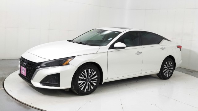 Used 2023 Pearl White Tricoat Nissan 2.5 SV image 1