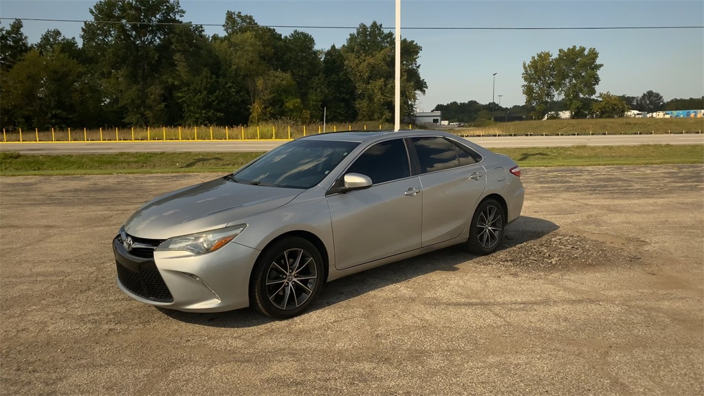 2016 Toyota Camry XLE photo 4