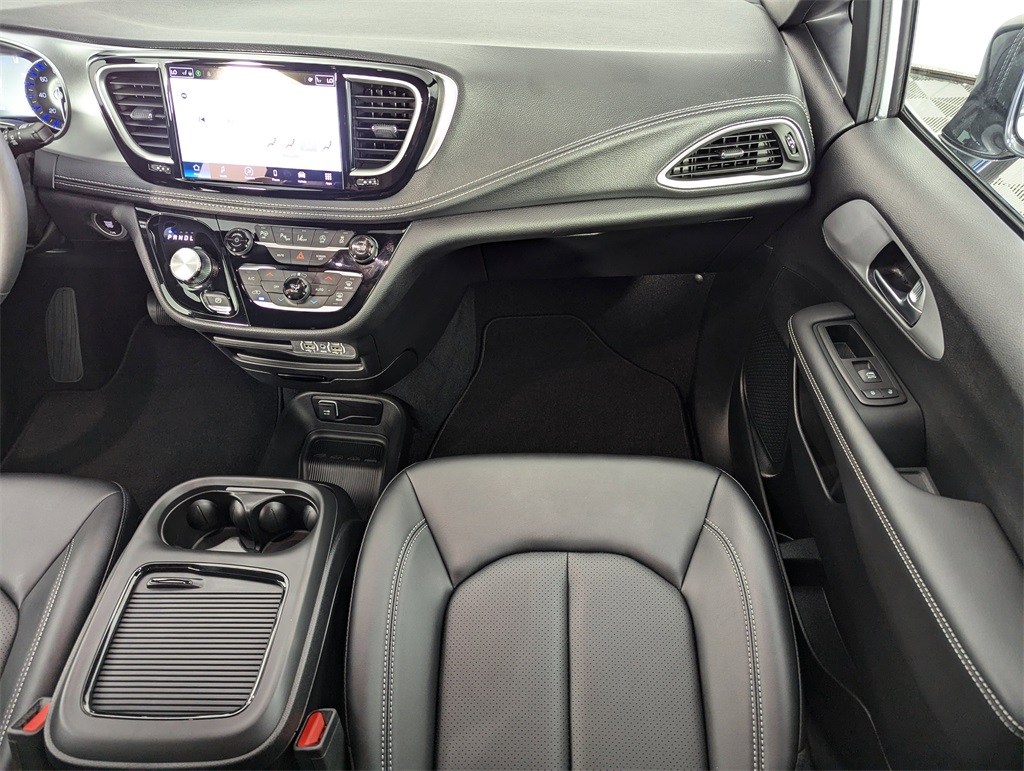 2024 Chrysler Pacifica Touring L photo 13
