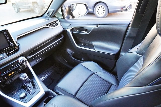 Used 2020  Toyota XSE image 21