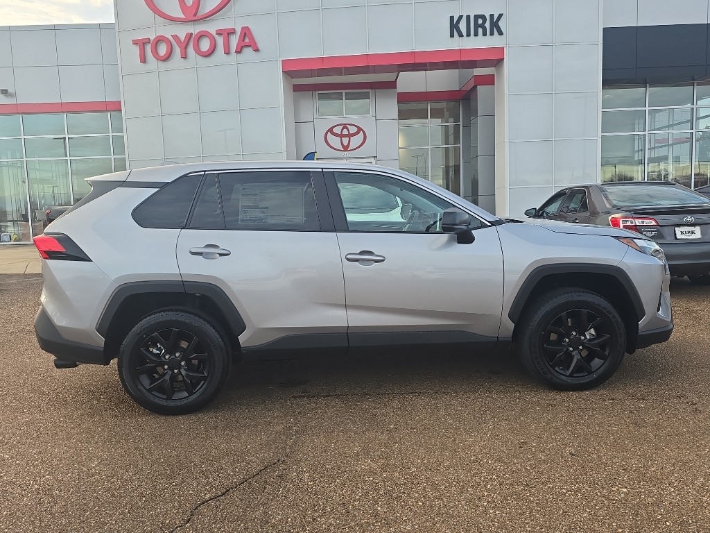 2025 Toyota RAV4 LE's photo