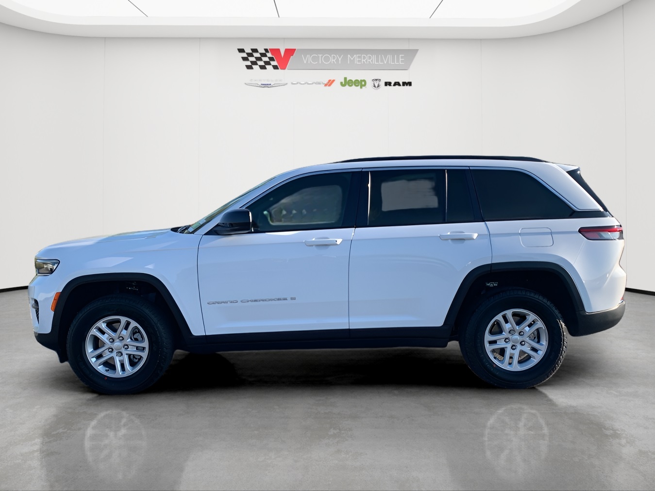 2025 Jeep Grand Cherokee Laredo photo 2