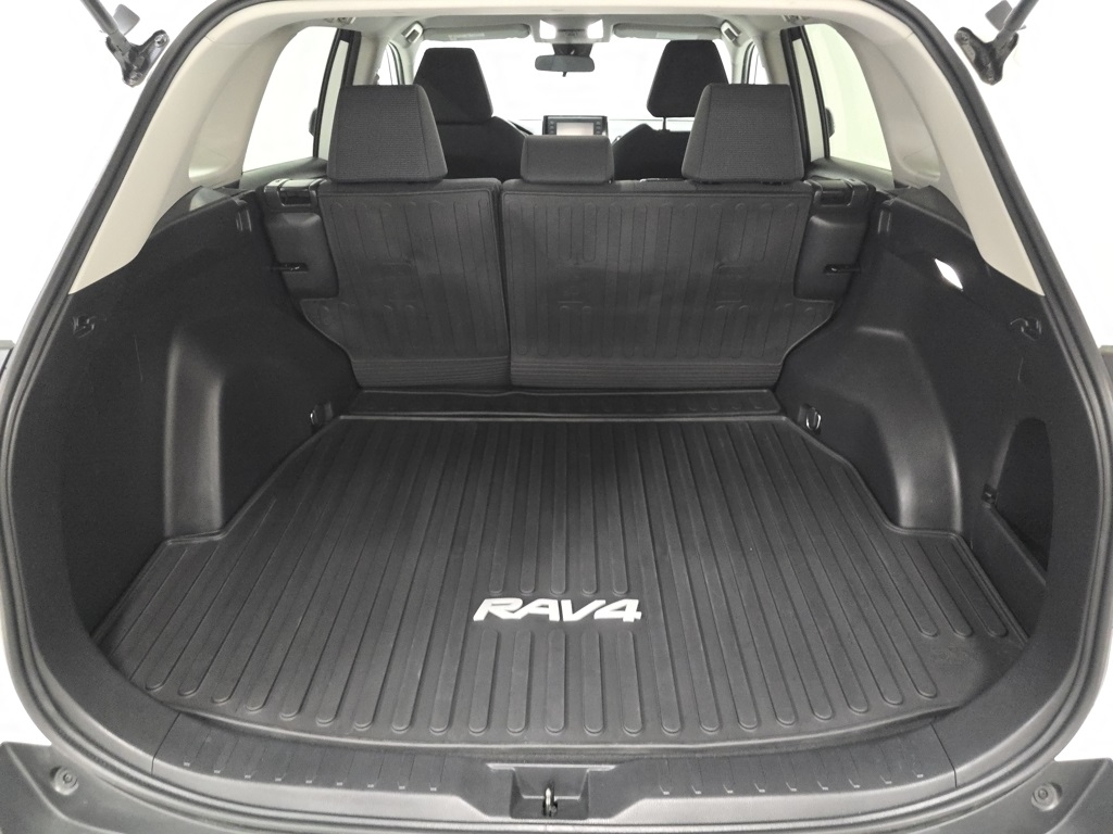 2022 Toyota RAV4 LE photo 16
