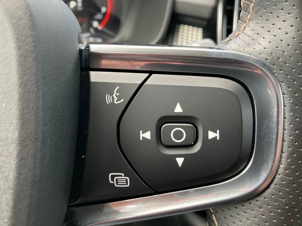 2021 Volvo XC40 R-Design photo 20