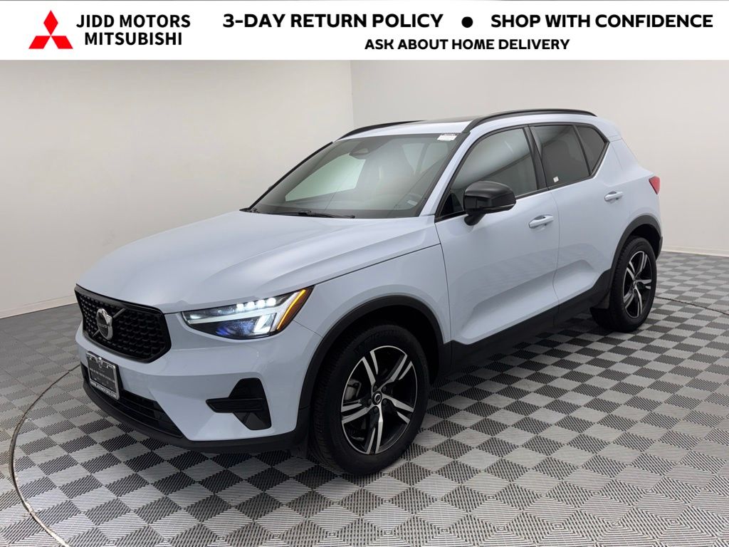 2024 Volvo XC40 Core's photo