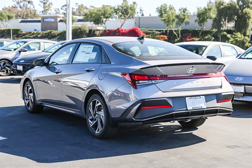 2025 Hyundai Elantra SEL Sport photo 3