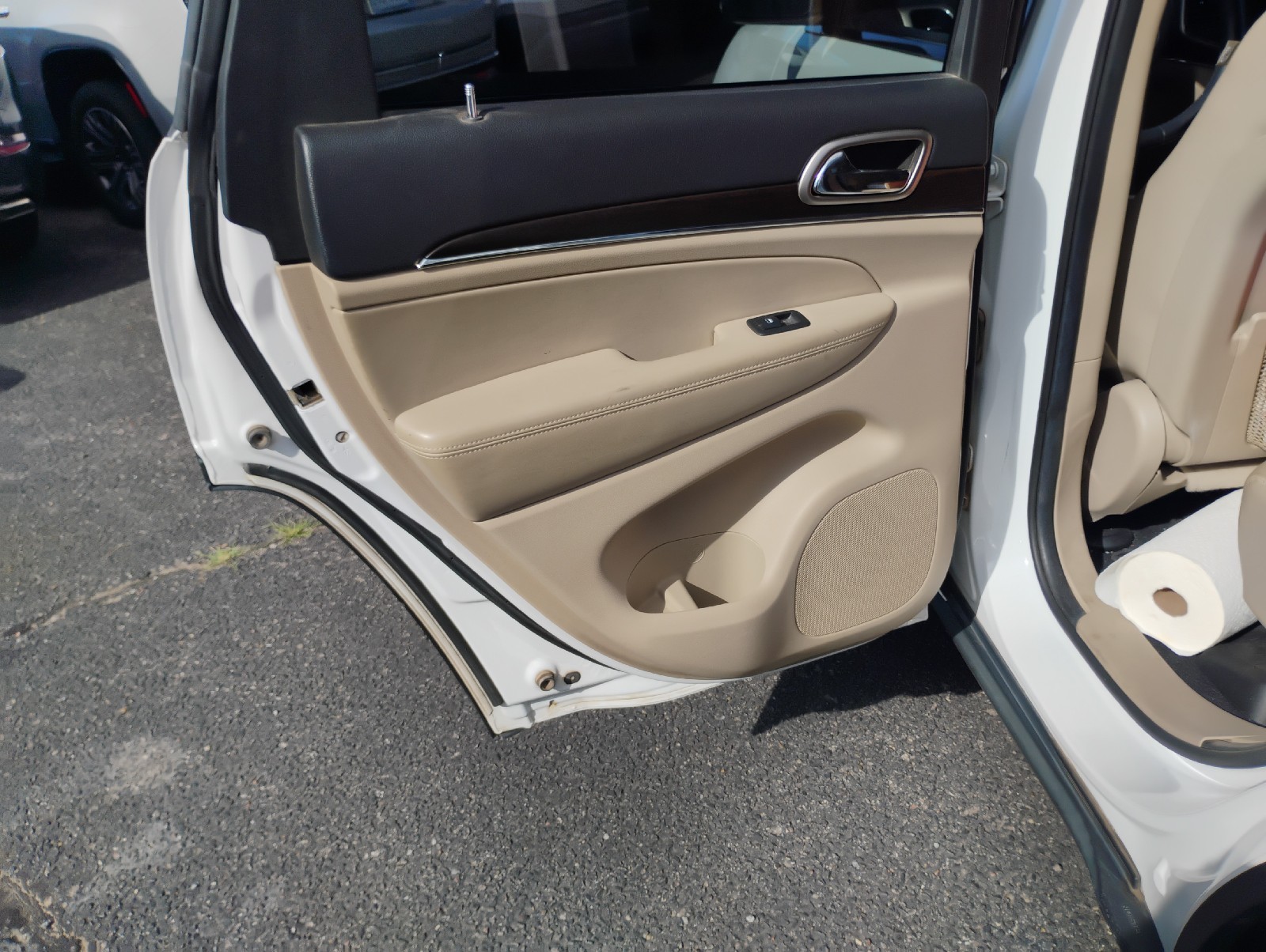 Used 2014 Bright White Clearcoat Jeep Limited image 23