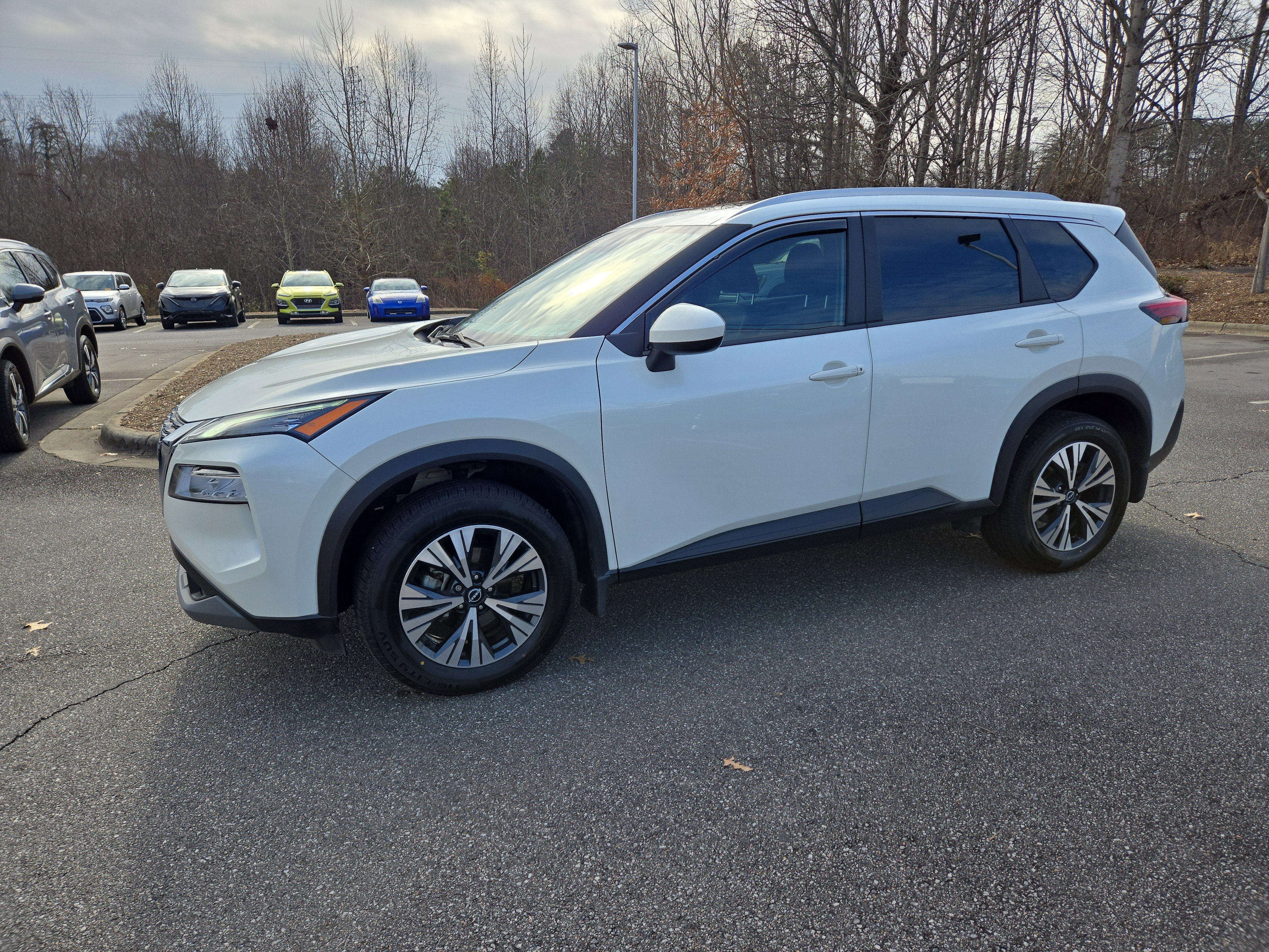 2023 Nissan Rogue SV's photo