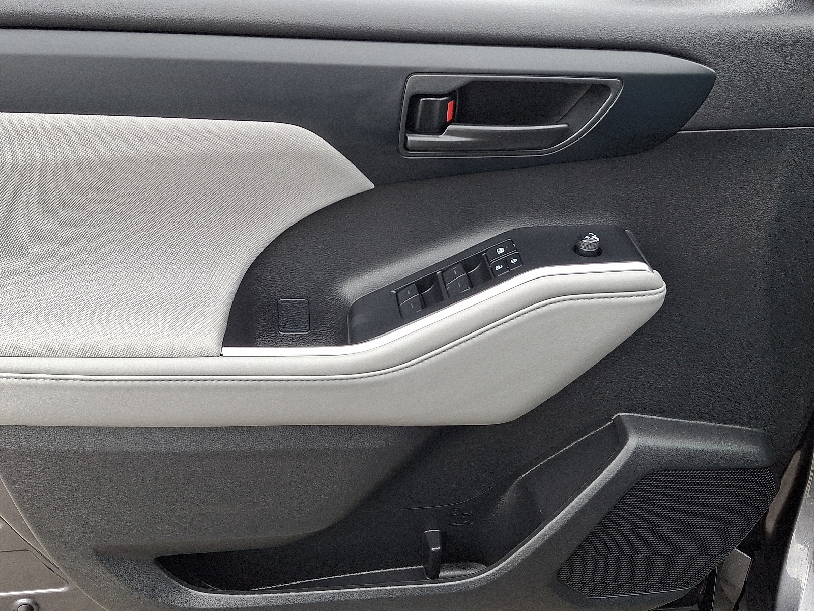 2022 Toyota Highlander Hybrid LE photo 13