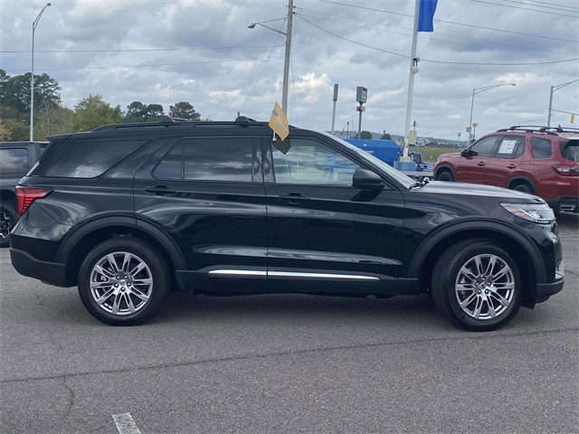 2025 Ford Explorer photo 2