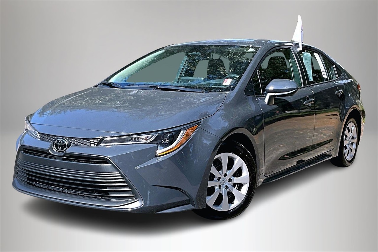 2024 Toyota Corolla LE's photo