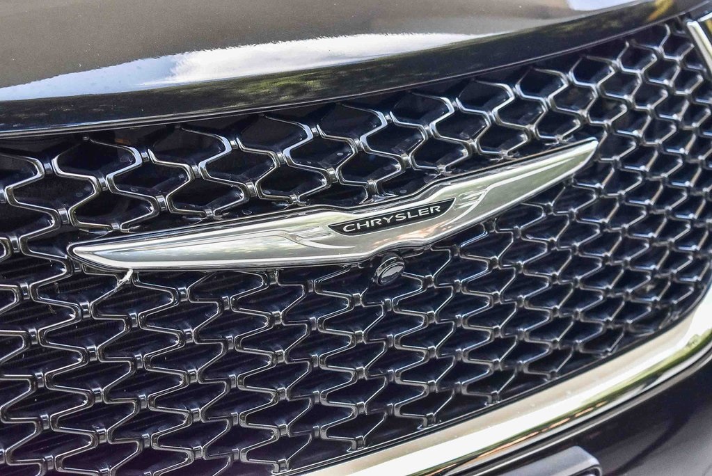 2023 Chrysler Pacifica Hybrid Touring L photo 9
