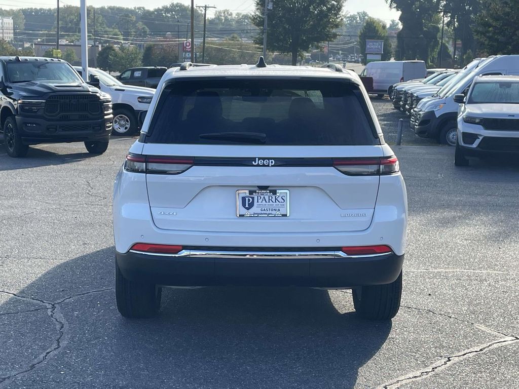 2025 Jeep Grand Cherokee Laredo X photo 3