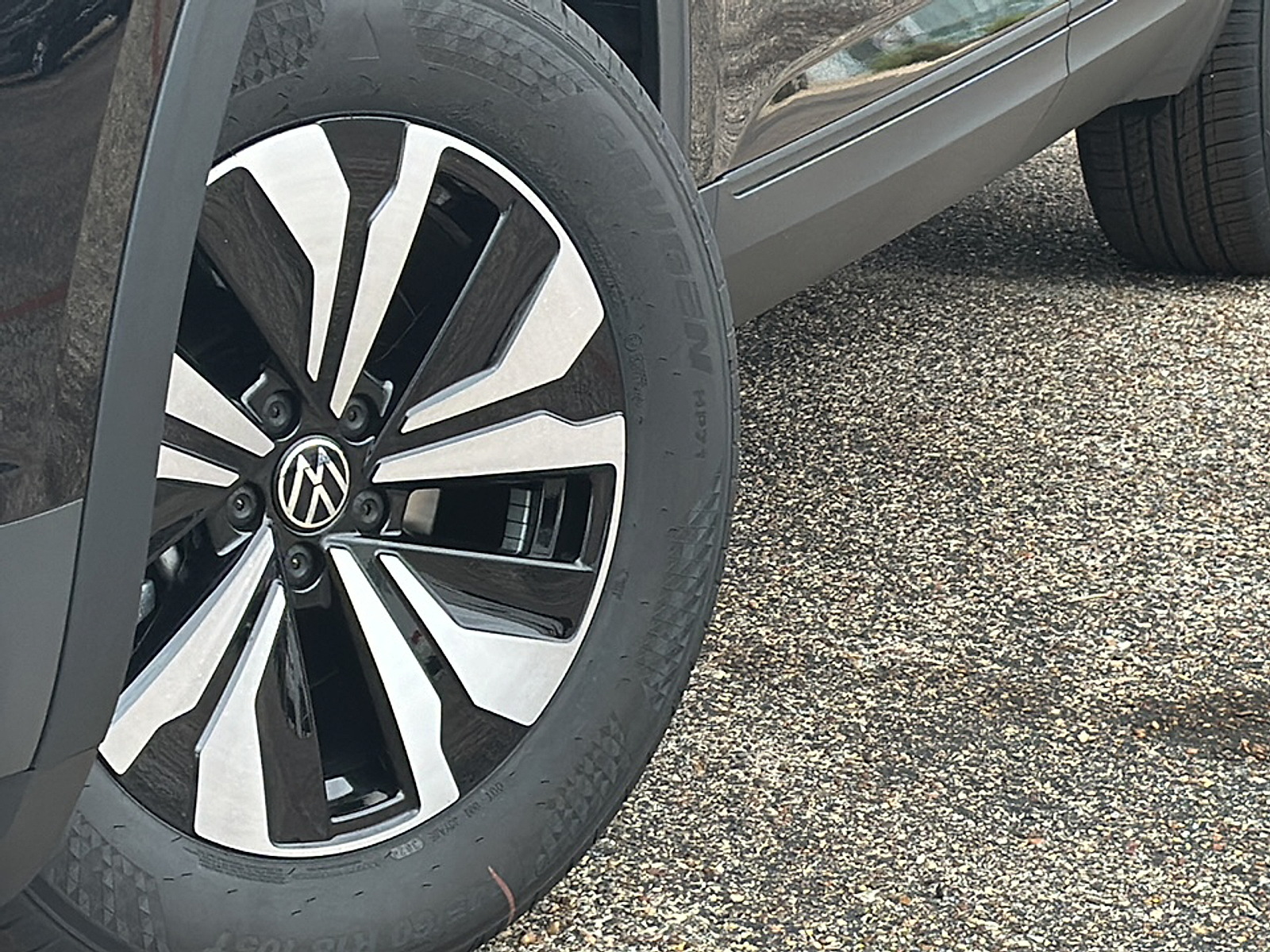 New 2025 Deep Black Pearl Volkswagen 2.0T SE image 2