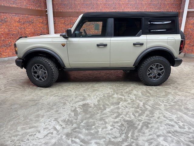 2025 Ford Bronco Badlands photo 2