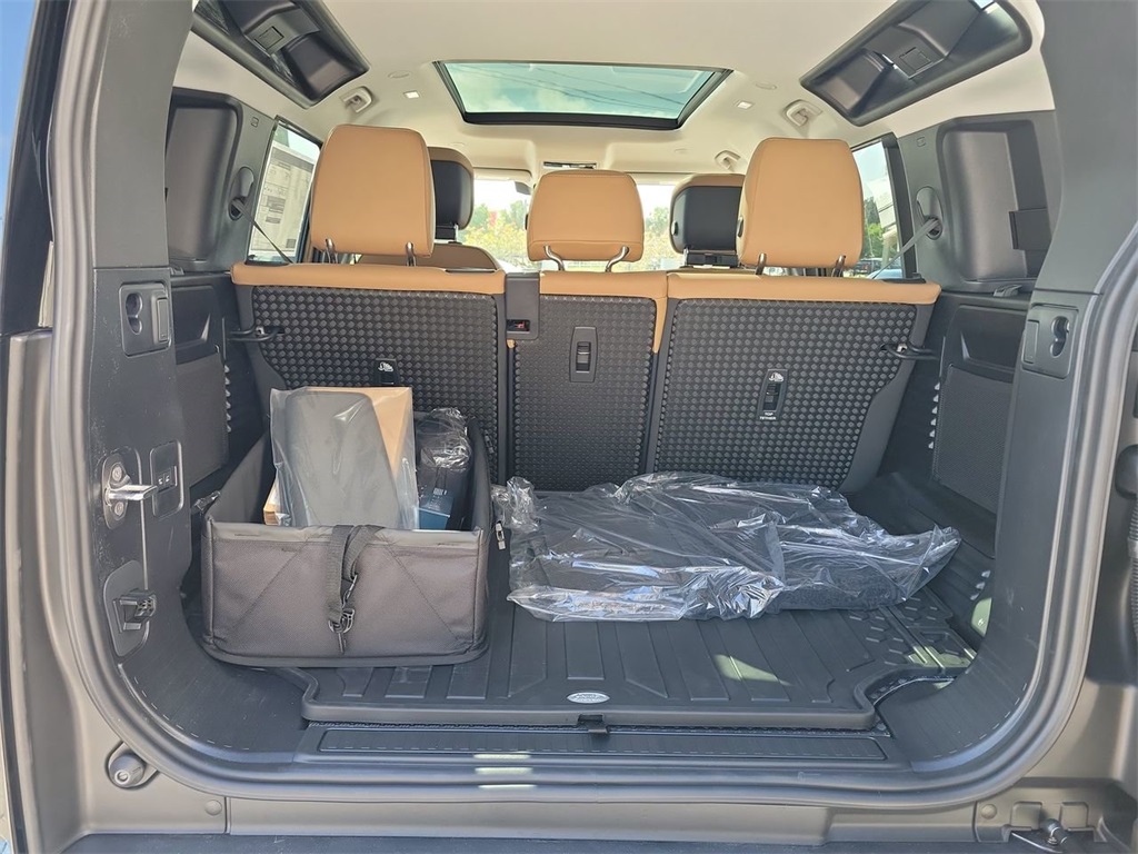 2025 Land Rover Defender 110 S photo 10