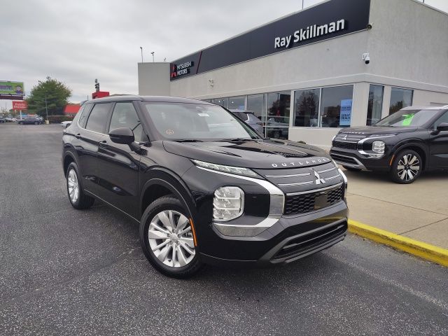 2025 Mitsubishi Outlander ES's photo