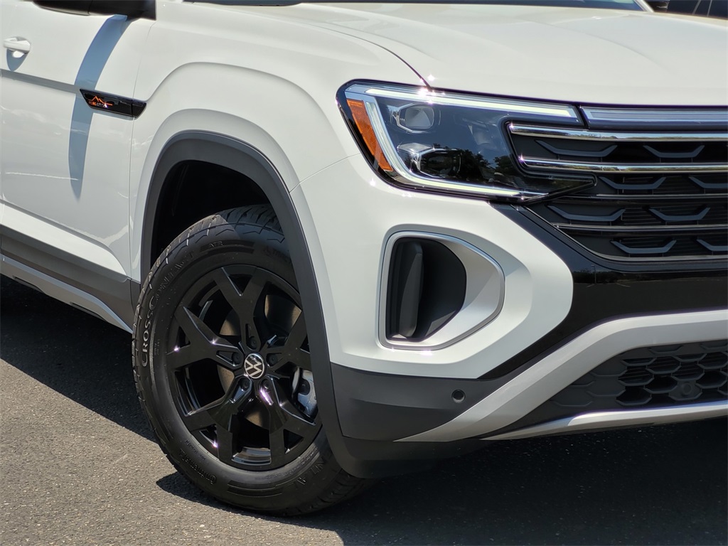 2025 Volkswagen Atlas Peak Edition SE photo 2