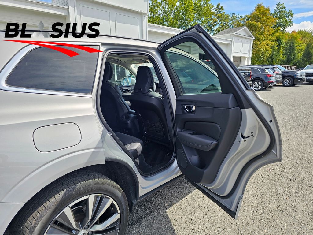 2022 Volvo XC60 B5 Momentum photo 16