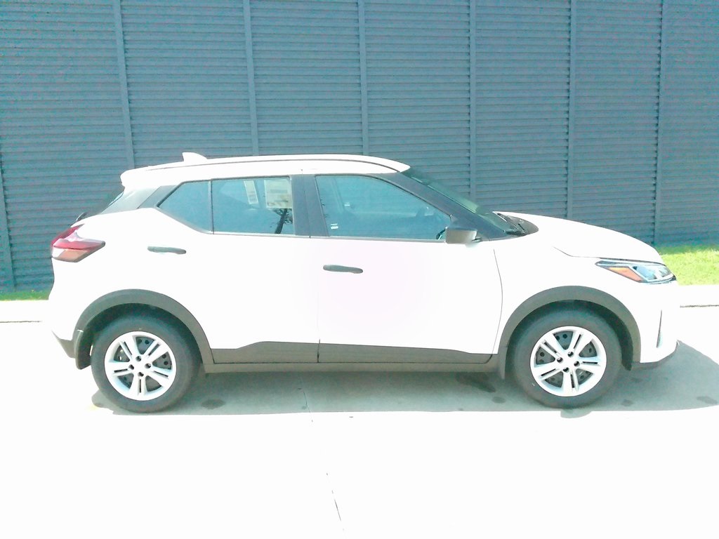 2025 Nissan Kicks Play S photo 2