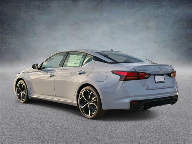 2025 Nissan Altima SR photo 4