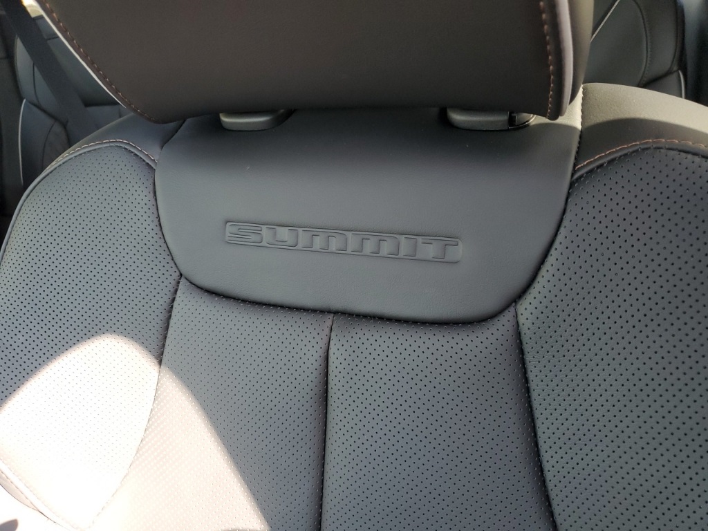2025 Jeep Grand Cherokee Summit photo 12
