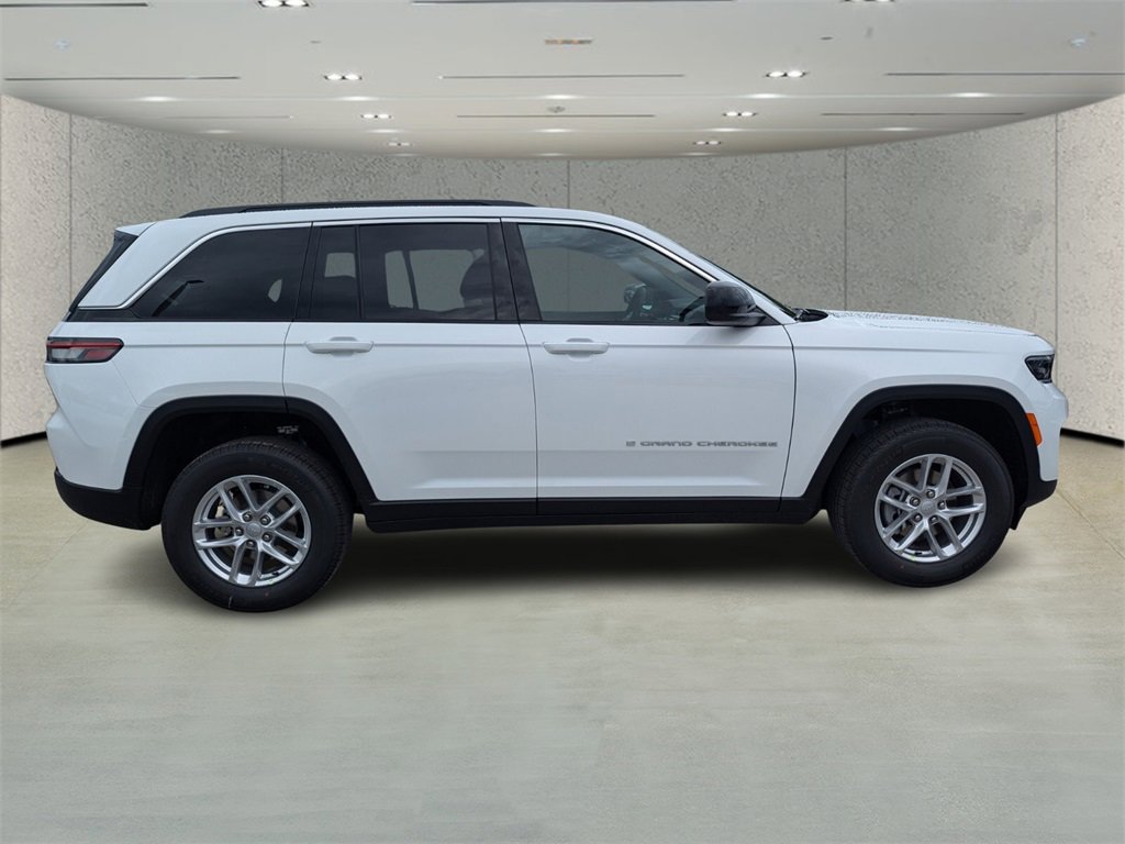 2025 Jeep Grand Cherokee Laredo X photo 3