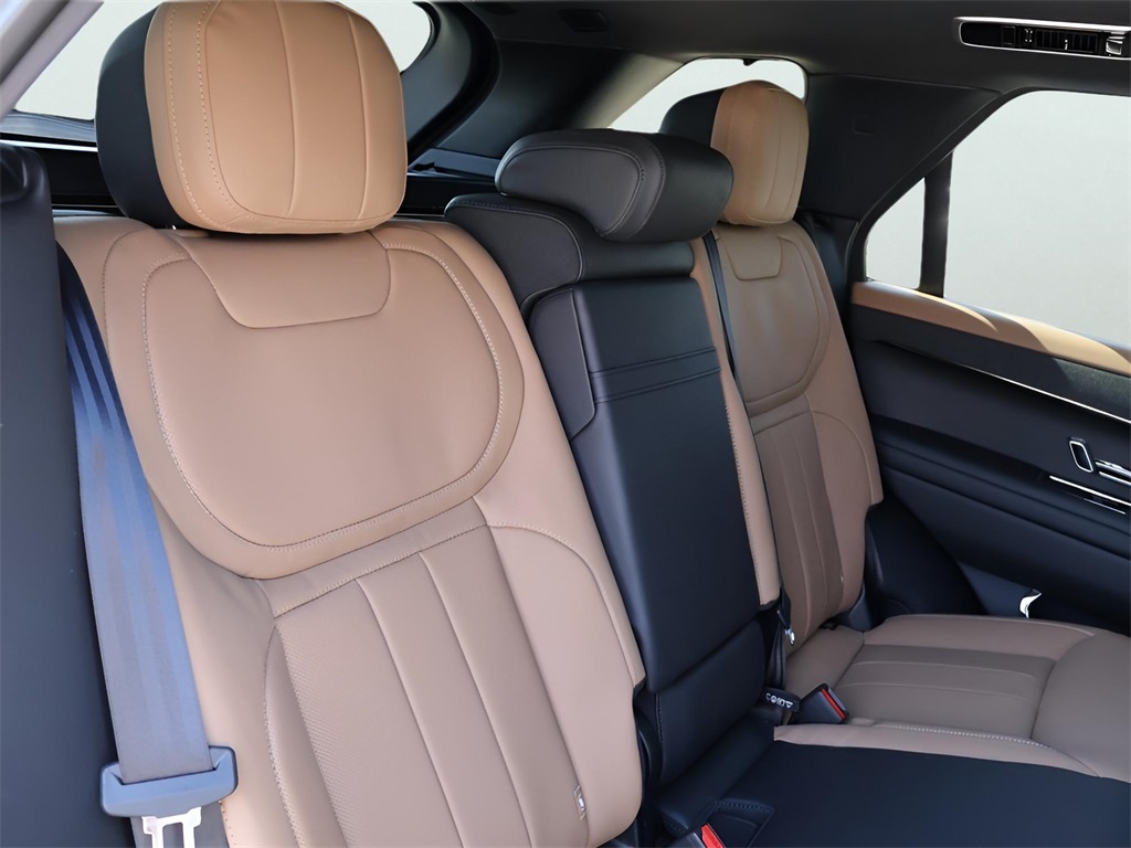 2025 Land Rover Range Rover Sport SE photo 14