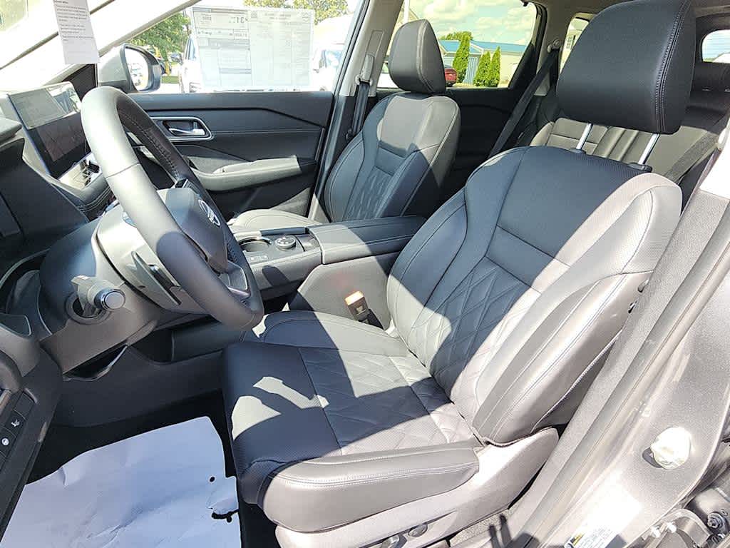 2026 Nissan Rogue Platinum photo 7